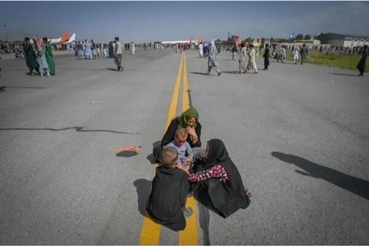 Afghanistan Evacuation Deadline ,afghan women at kabul airport