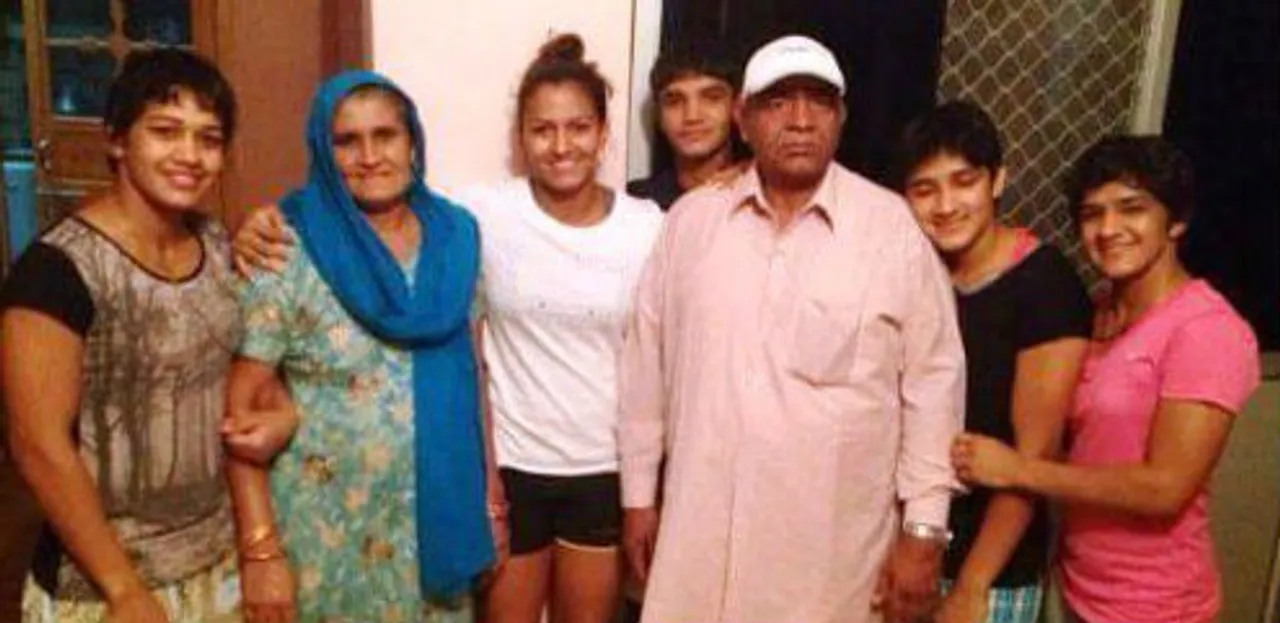 Mahavir Singh Phogat and his daughters