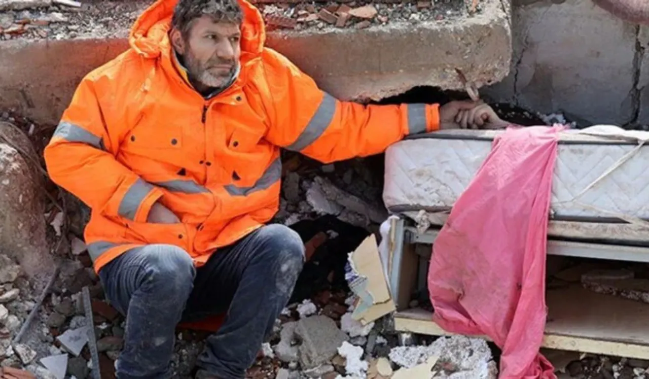 Father Holds Dead Daughter's Hand Trapped In Rubble