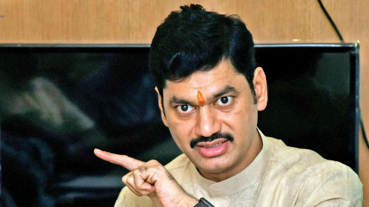 Maharashtra: BJP's Women's Wing Demands For Resignation Of Dhananjay Munde