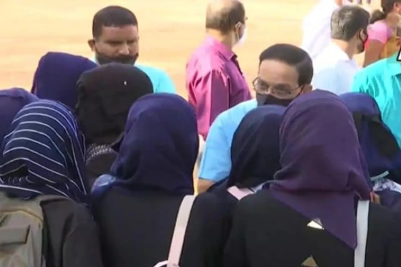Karnataka : SC Agrees To Hear Students' Plea Of Wearing Hijab During Exam