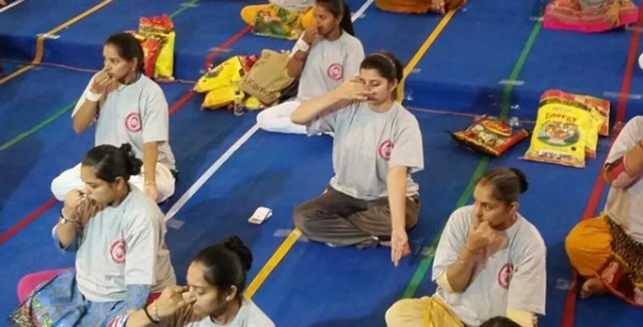 Pregnant women in Gujrat do Yoga