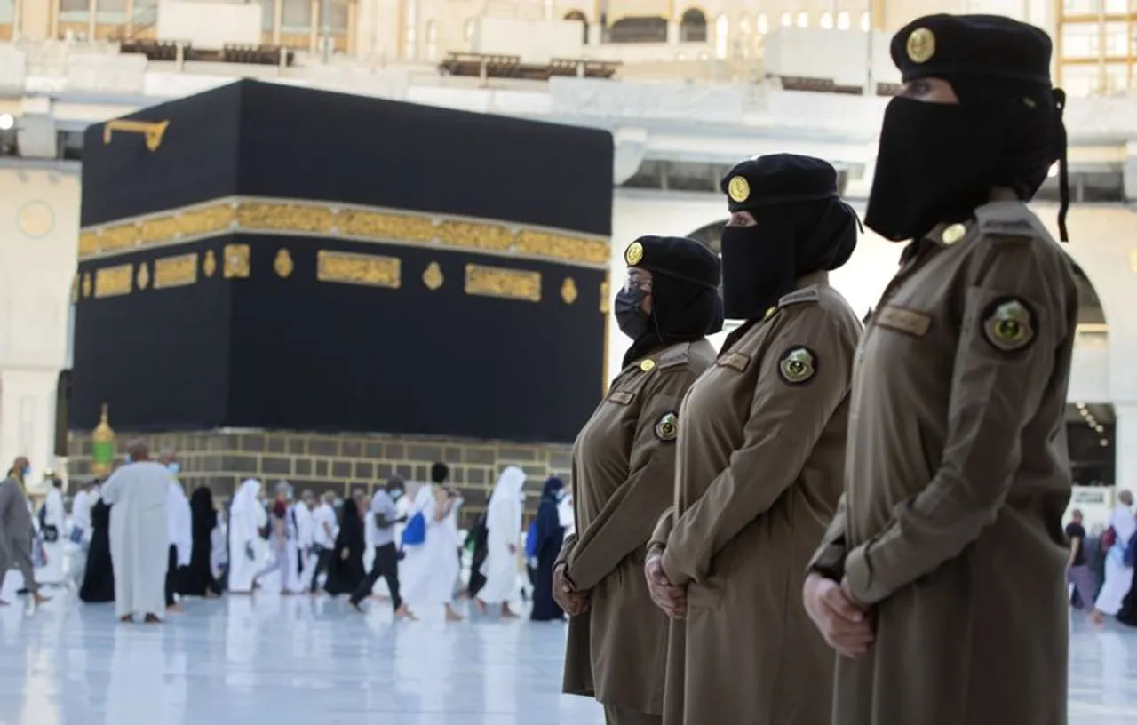 Saudi Women Soldiers Stand In Guard During Haj In Mecca For The First Time