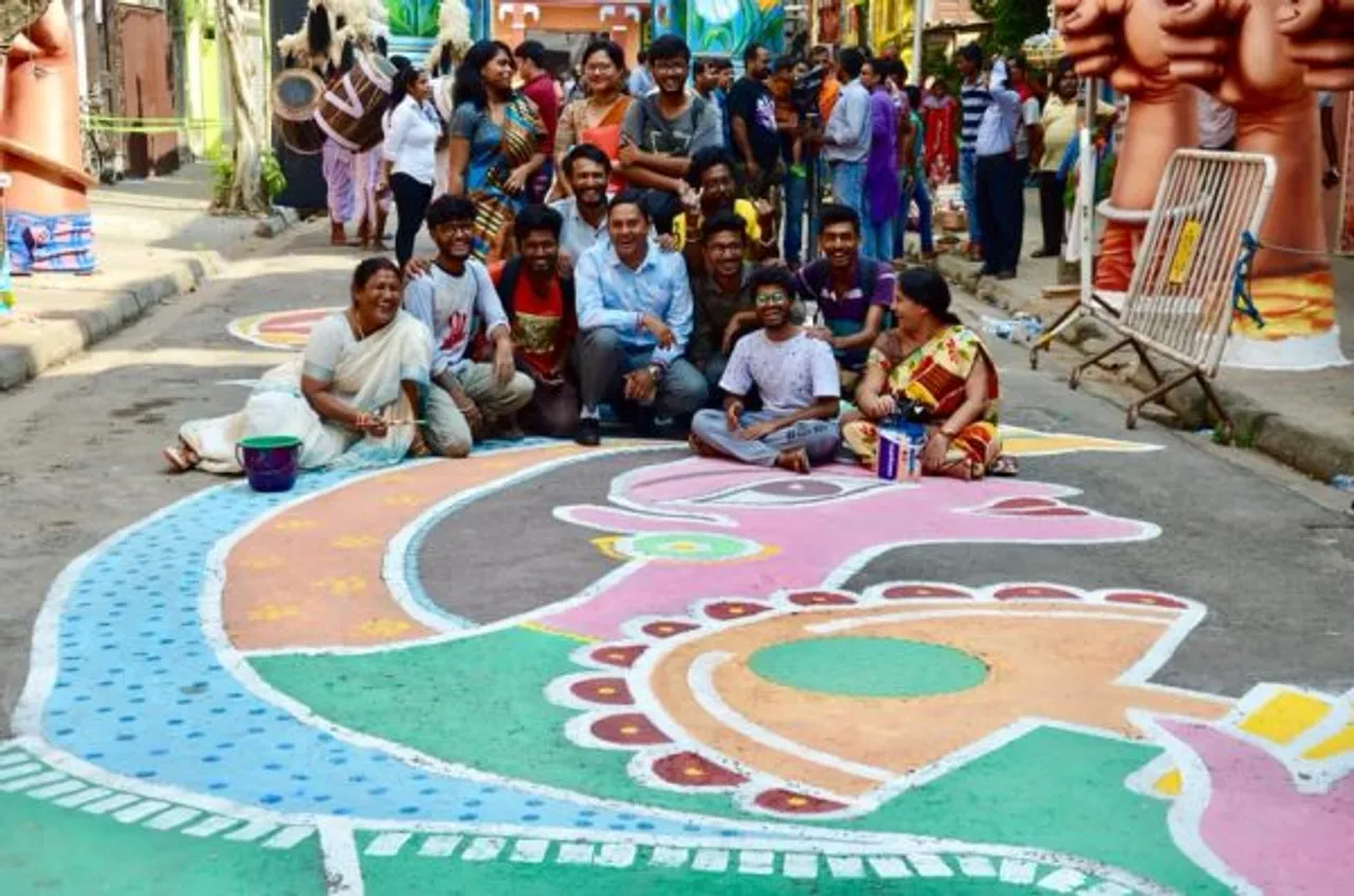 Durga Puja Pandal Honours Sex Workers With Street Graffiti