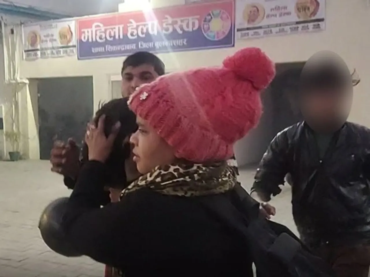 UP: Brave Woman Saves Her Life, Nabs Snatcher Who Pushed Her In Front Of Truck