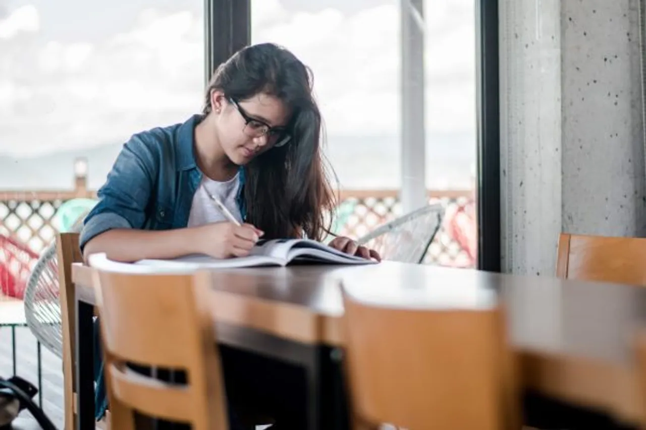 girls studying economics