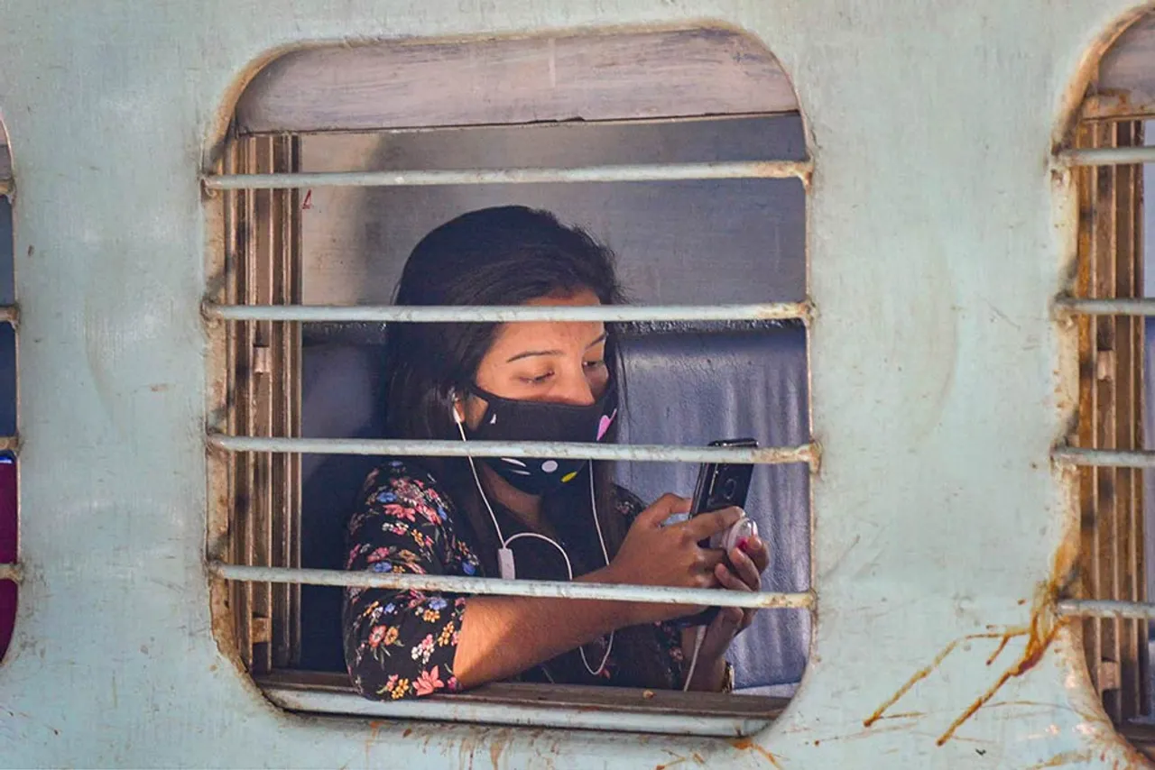 Woman Traveling Alone, travelling during COVID-19, Women mumbai local trains