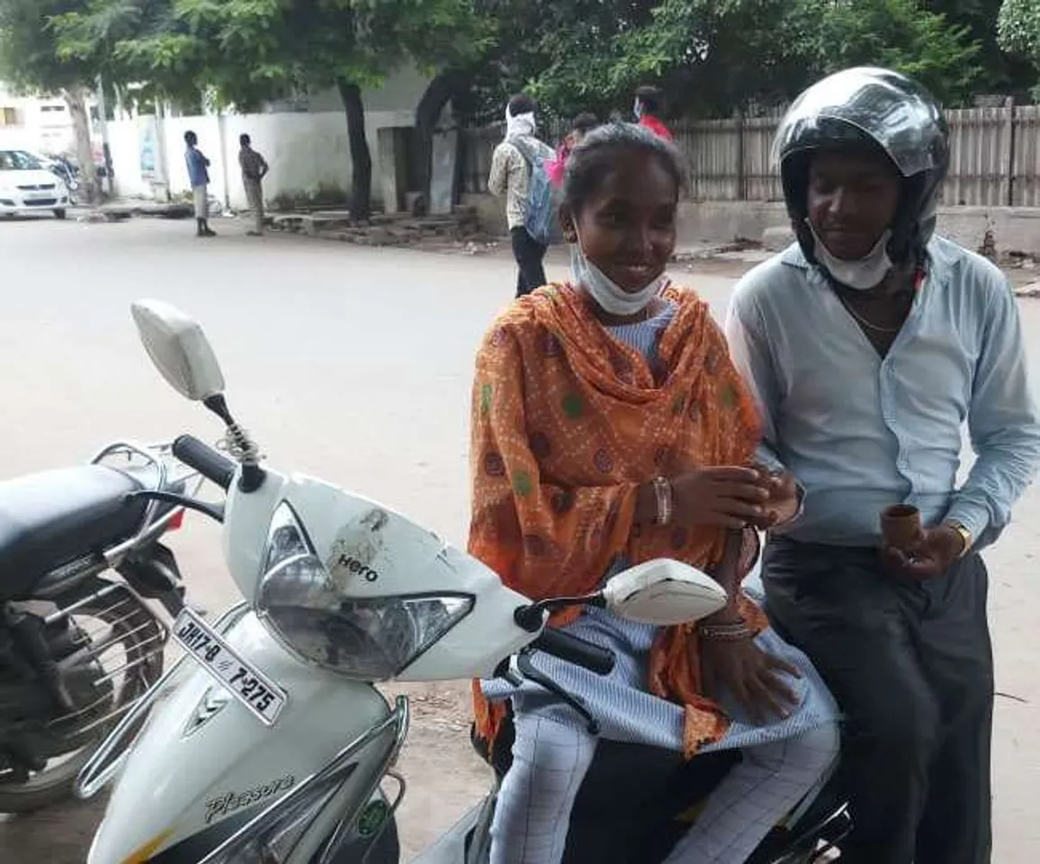Jharkhand couple travels 1300 km