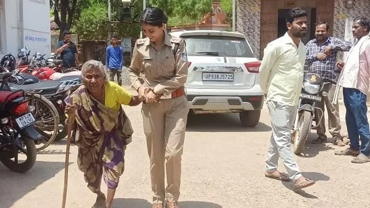 Police Officer Helps Elderly Woman On Road, Wins Hearts