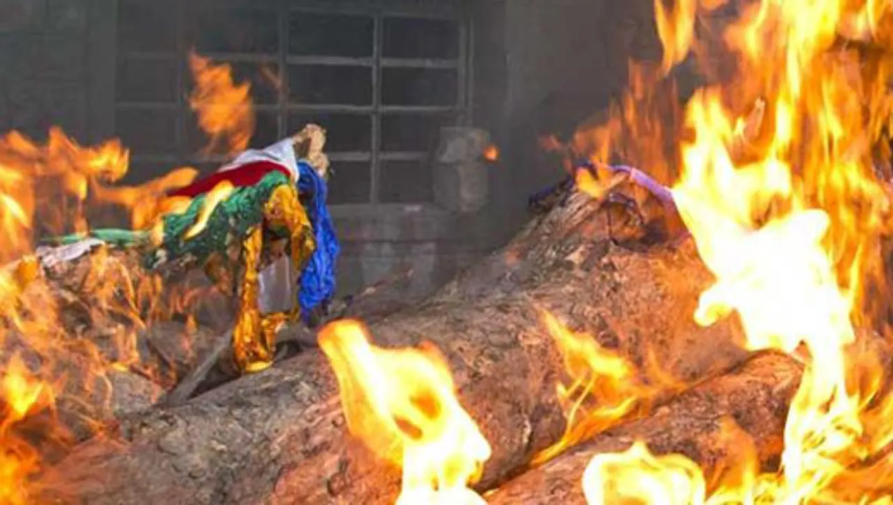 Rajasthan girl jumps into burning pyre