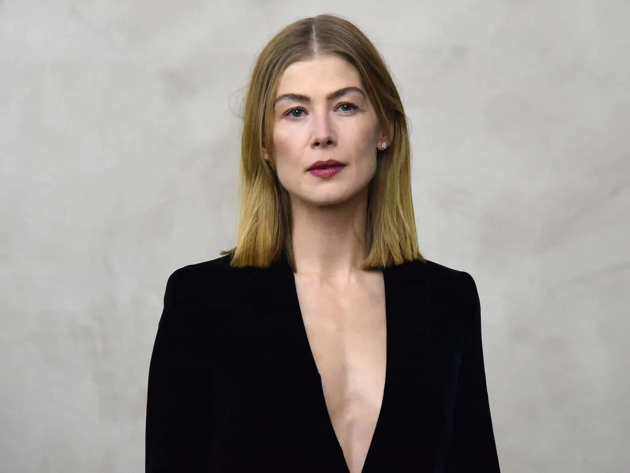 "Body-Tuning": Rosamund Pike Spoke Out About Being Photoshopped For Movie Posters