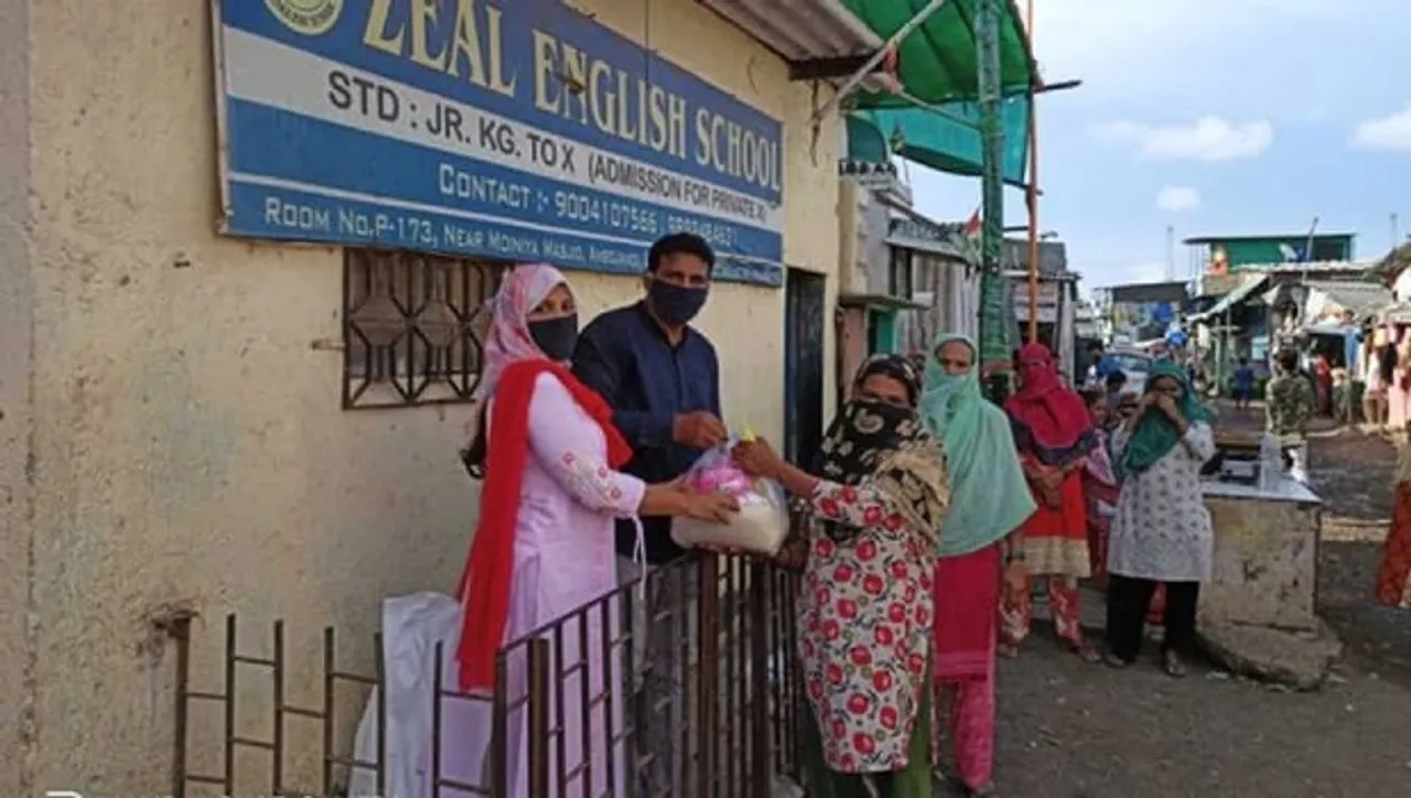 Mumbai Couple Distributes Food