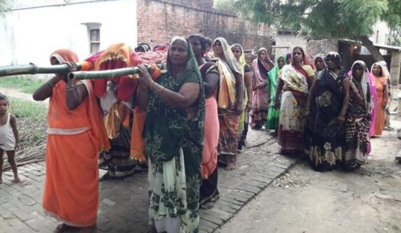 Pushpavati Patel performs Last rites