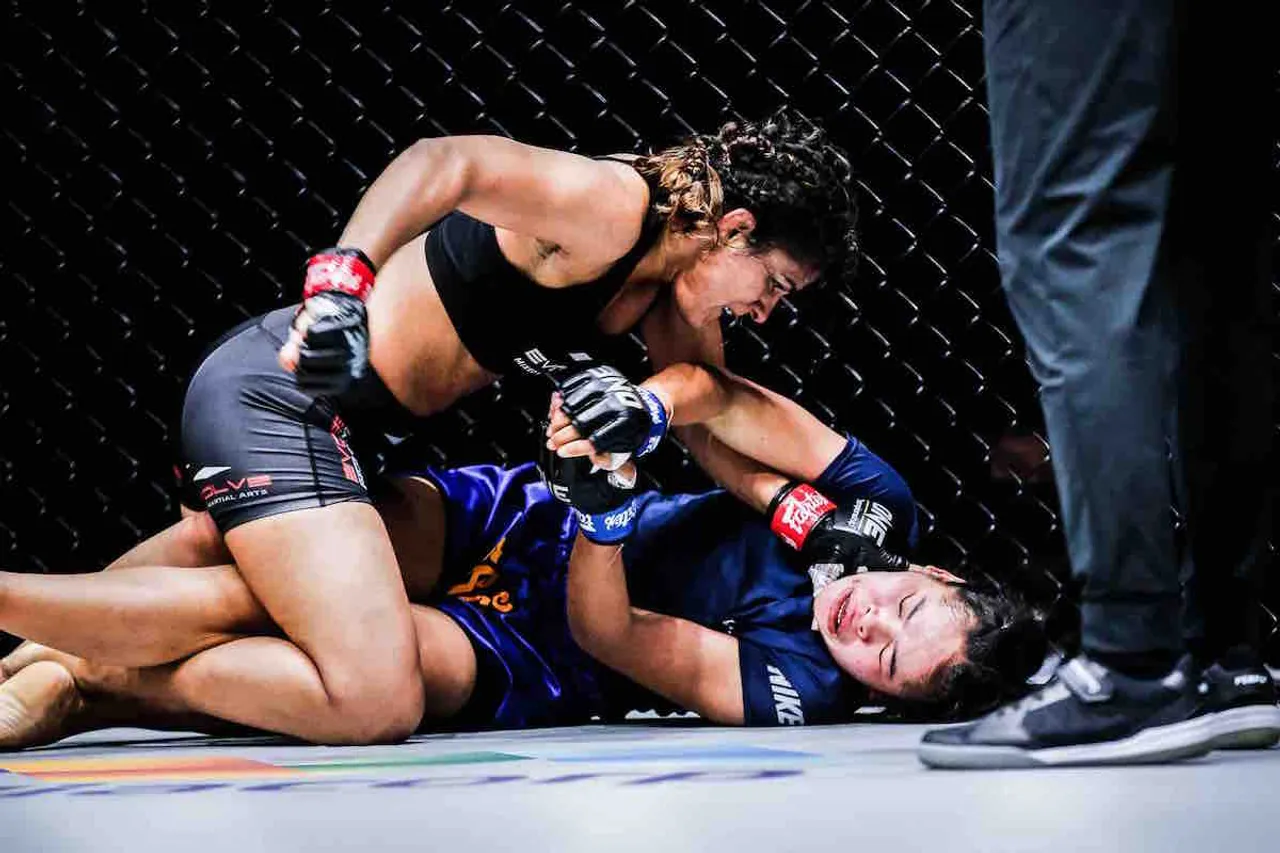 ritu phogat wins MMA title in singapore