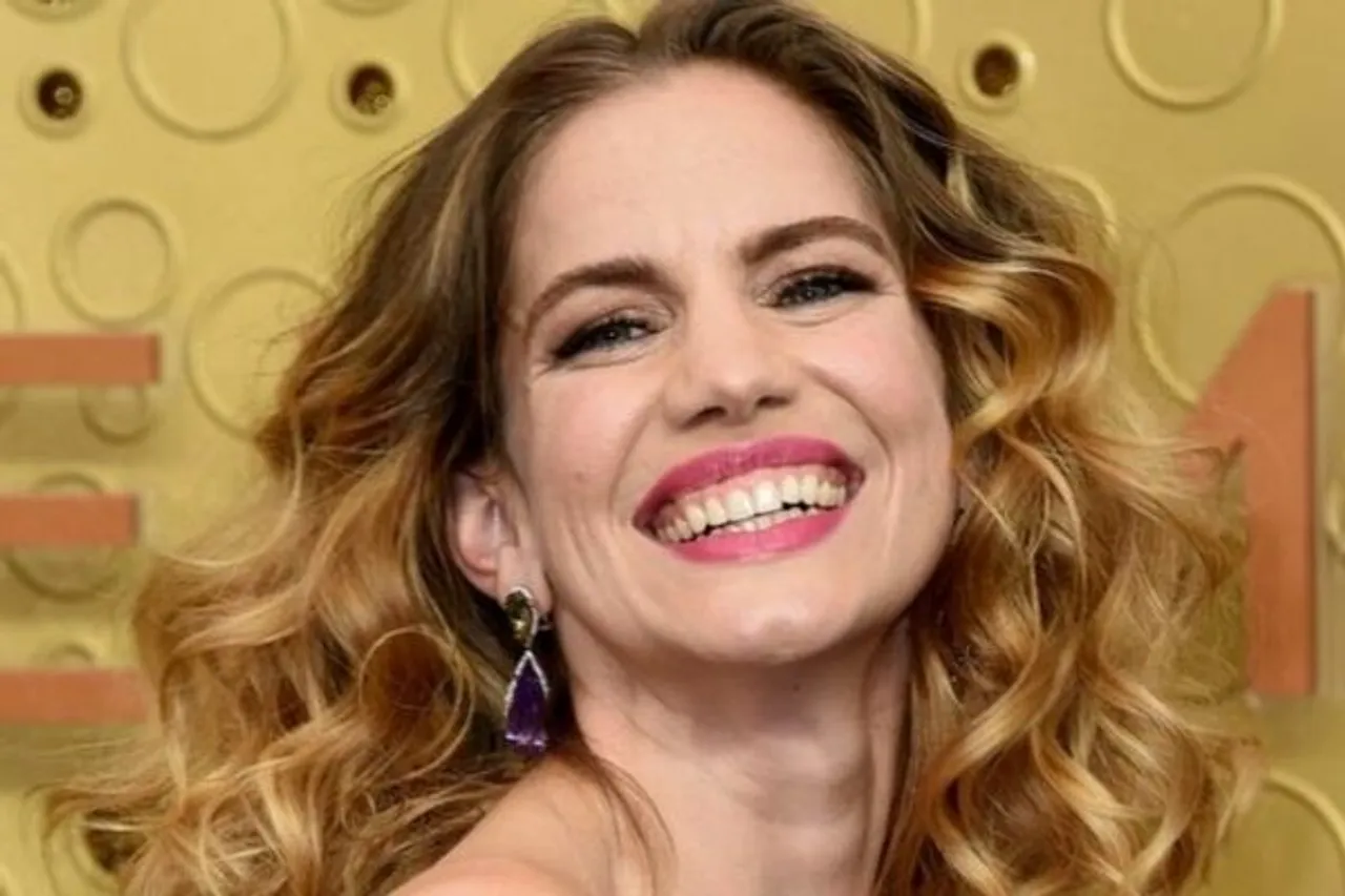 Who Is Anna Maria Chlumsky ? Actor Essaying The Role Of A Reporter In Inventing Anna
