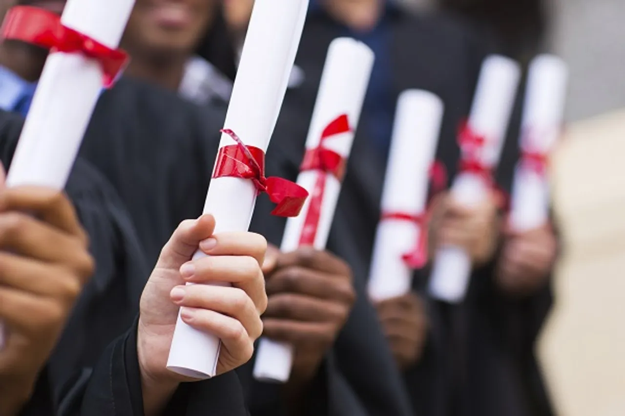 81-Year-Old Xue Minxiu Graduates from Chinese University