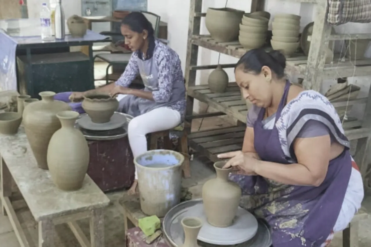 Karnataka women pottery