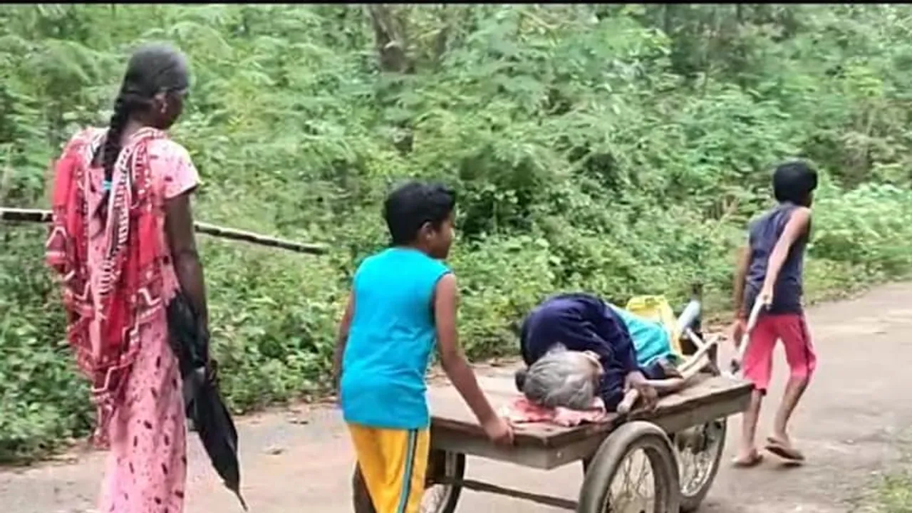 Tamil Nadu: Twins Help An Old Woman Get Pongal Hamper By Carrying Her On A Pushcart