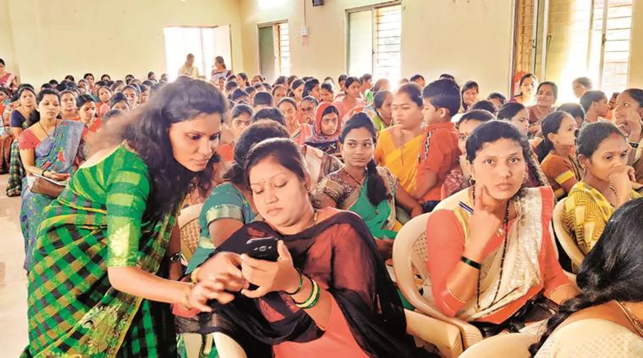 Women In Rural Maharashtra Get Phone-Smart And Tech-Savvy