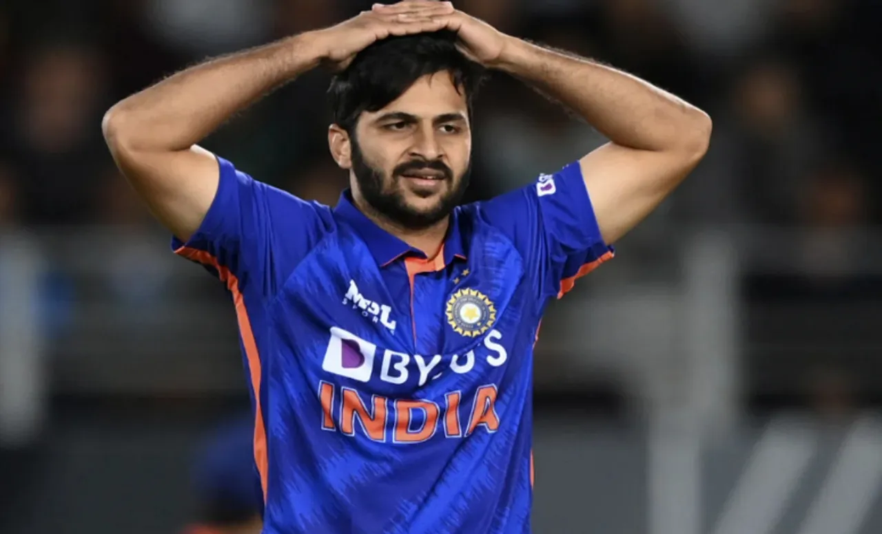 'Yeh Hath mujhe dede Thakur' - Fans brutally troll Shardul Thakur as he leaked 25 runs in one over against New Zealand in first ODI