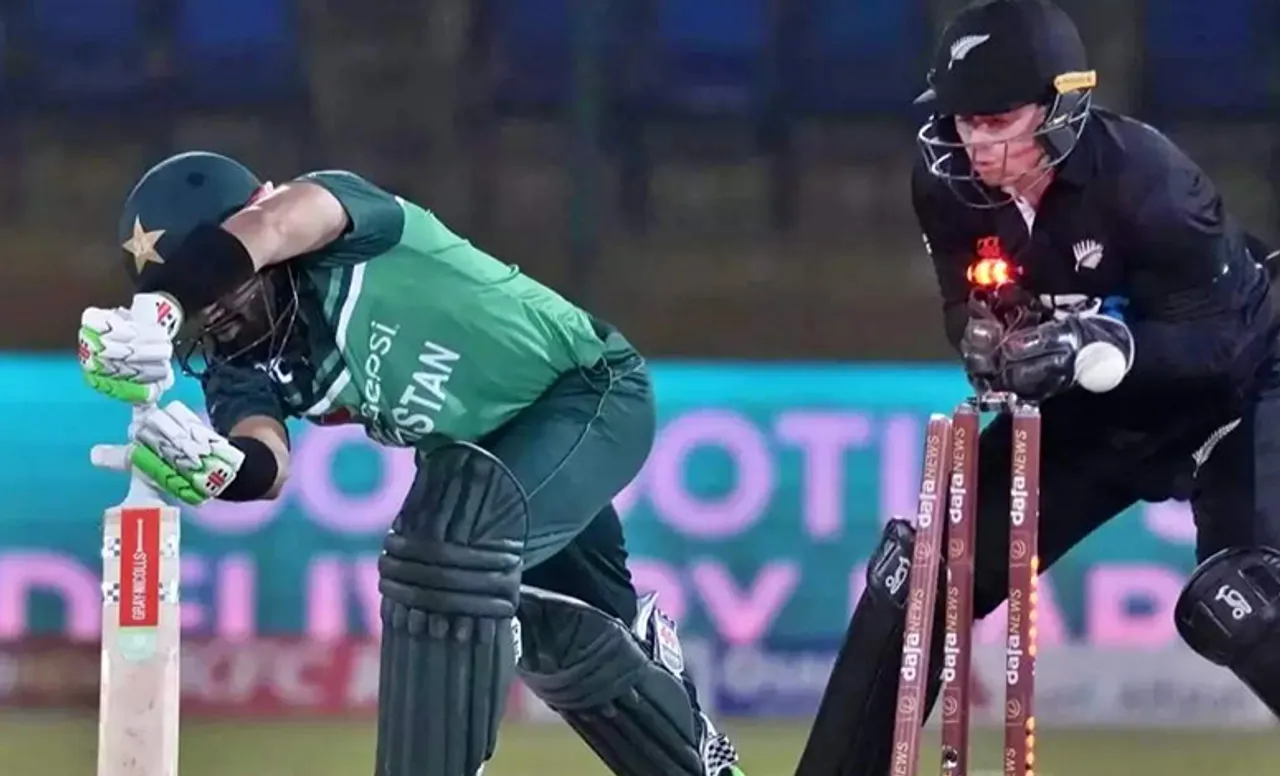 'Team ko jitake kya milega' - Fans brutally troll Babar Azam for his sluggish knock of 79 runs off 114 balls in 2nd ODI against NZ