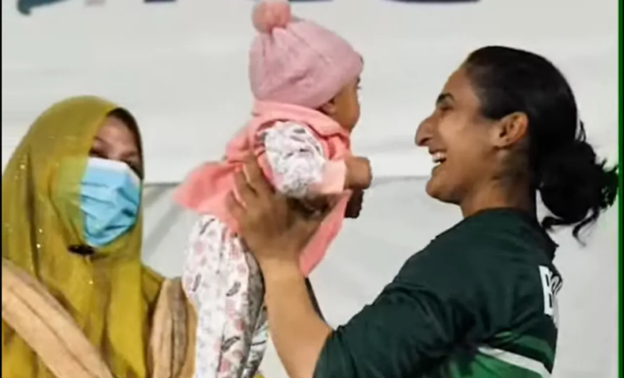 Bismah Maroof's pictures with daughter go viral after Pakistan beat West Indies in WCC