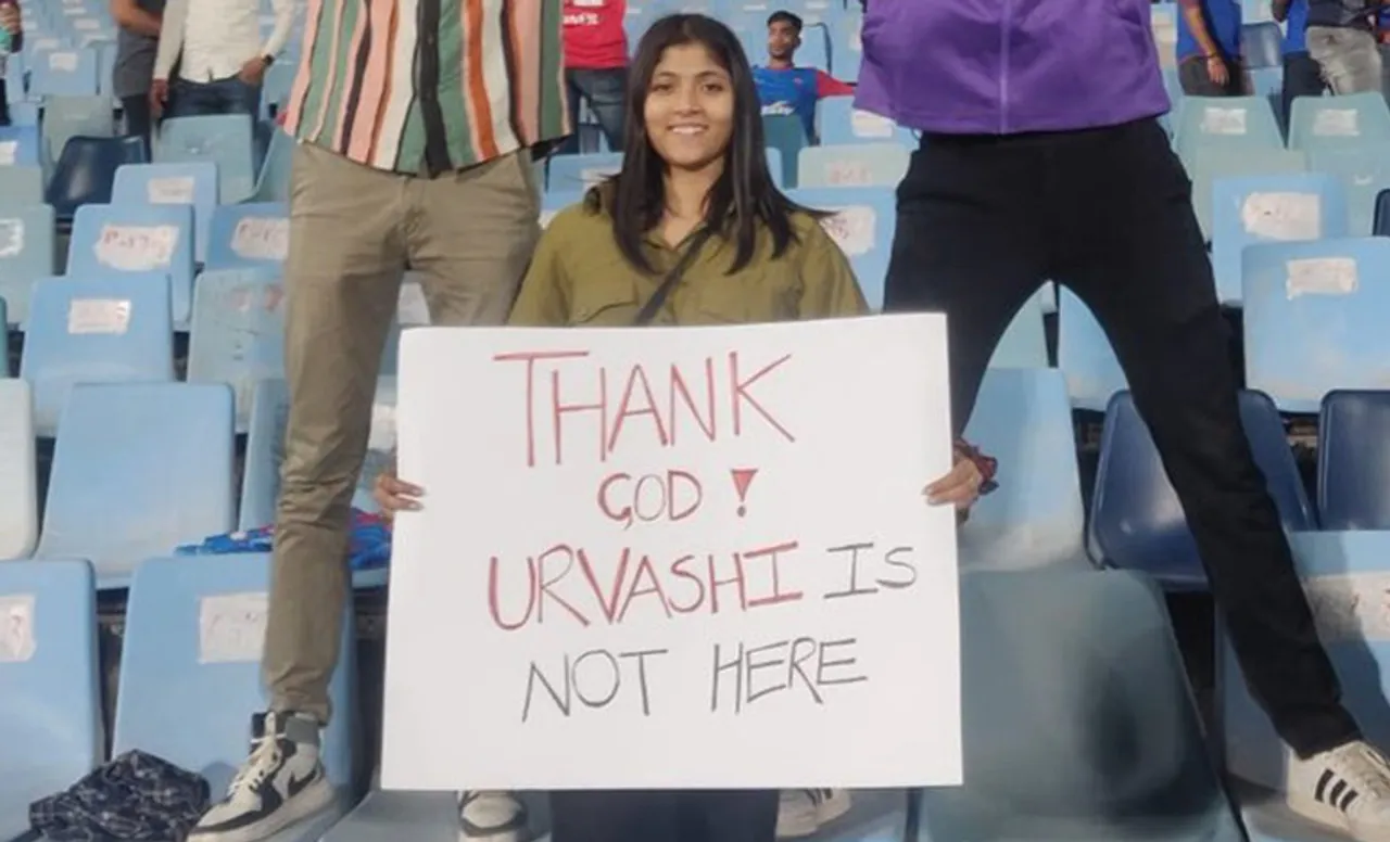 Delhi Fan brings out hilarious banner