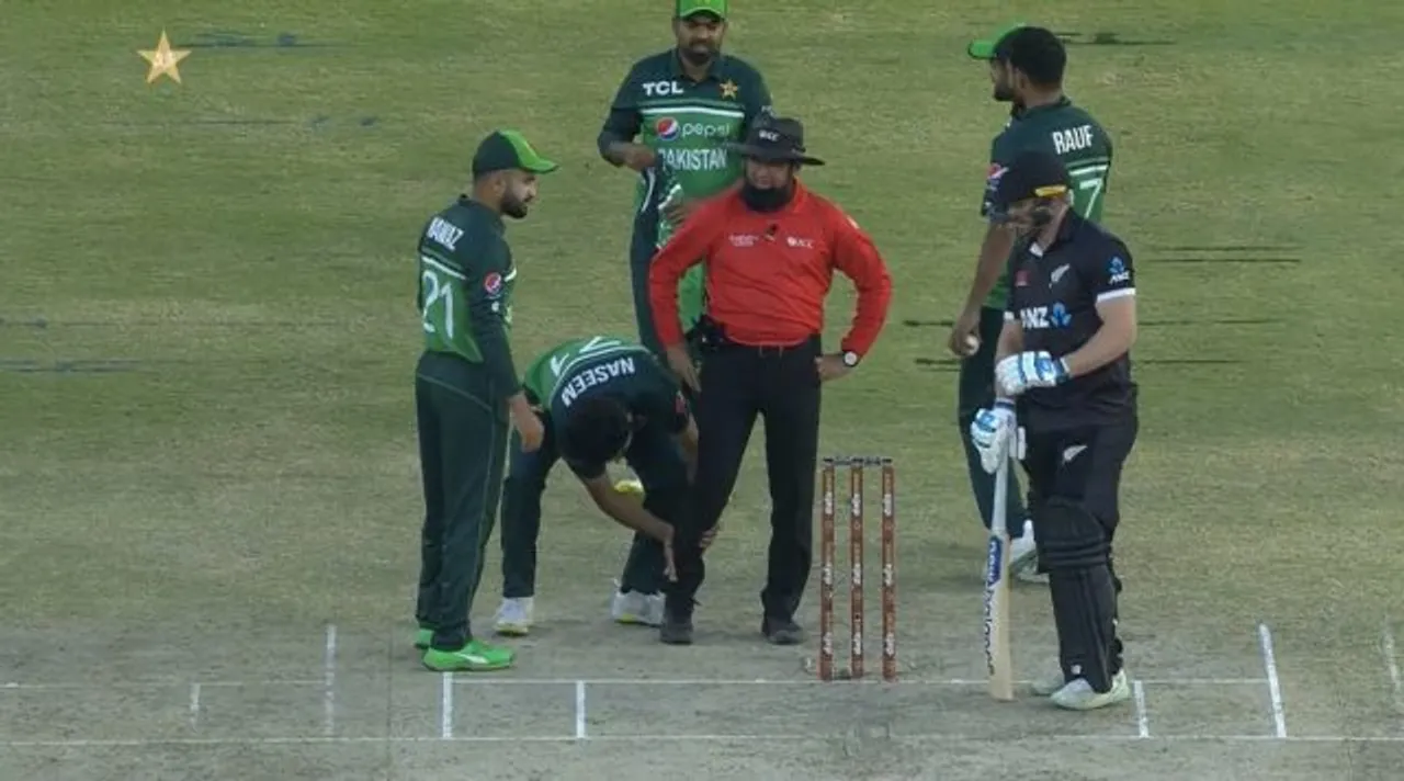 'भाई तेरा करियर बर्बाद' पाकिस्तानी फील्डर ने अंपायर को मारी गेंद, माफी मांगने के लिए लाइव मैच में दबाए पैर!