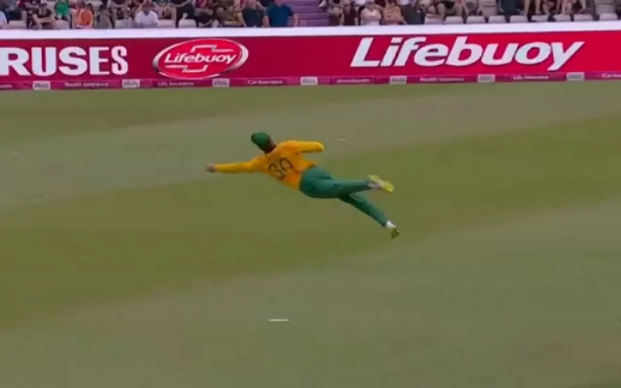 Tristan Stubbs’ One-Handed Diving Stunner. (Photo Source: Twitter)