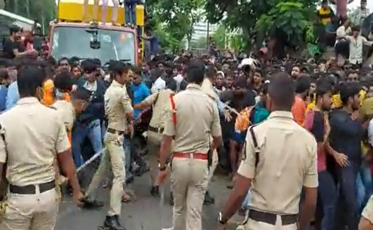 भारत-ऑस्ट्रेलिया मैच के टिकट को लेकर हैदराबाद में भारी बवाल, पुलिस ने क्रिकेट प्रशंसकों पर किया लाठीचार्ज