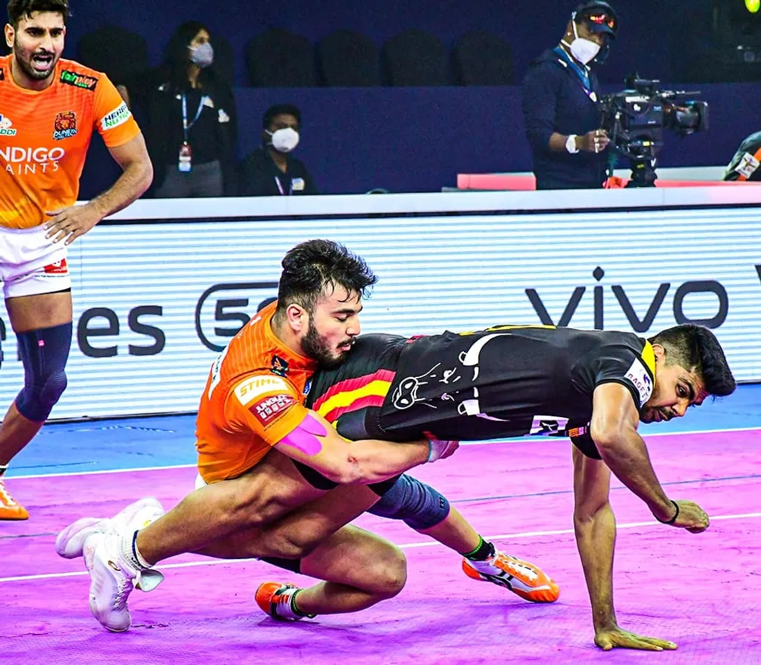 Pawan Sehrawat fighting it out against Puneri Paltan. (Photo Source: Twitter)