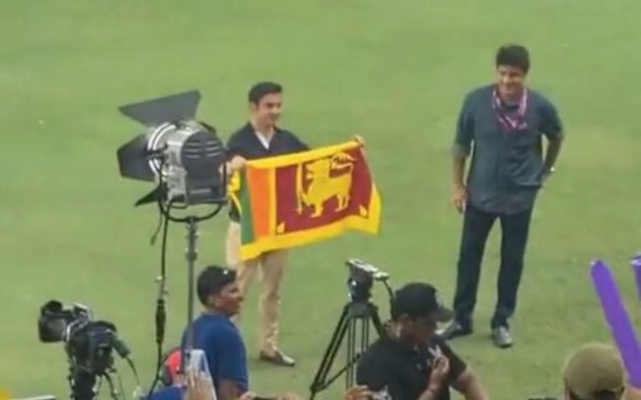 एशिया कप फाइनल 2022 के बाद श्रीलंका के झंडे के साथ गौतम गंभीर ने दिया पोज