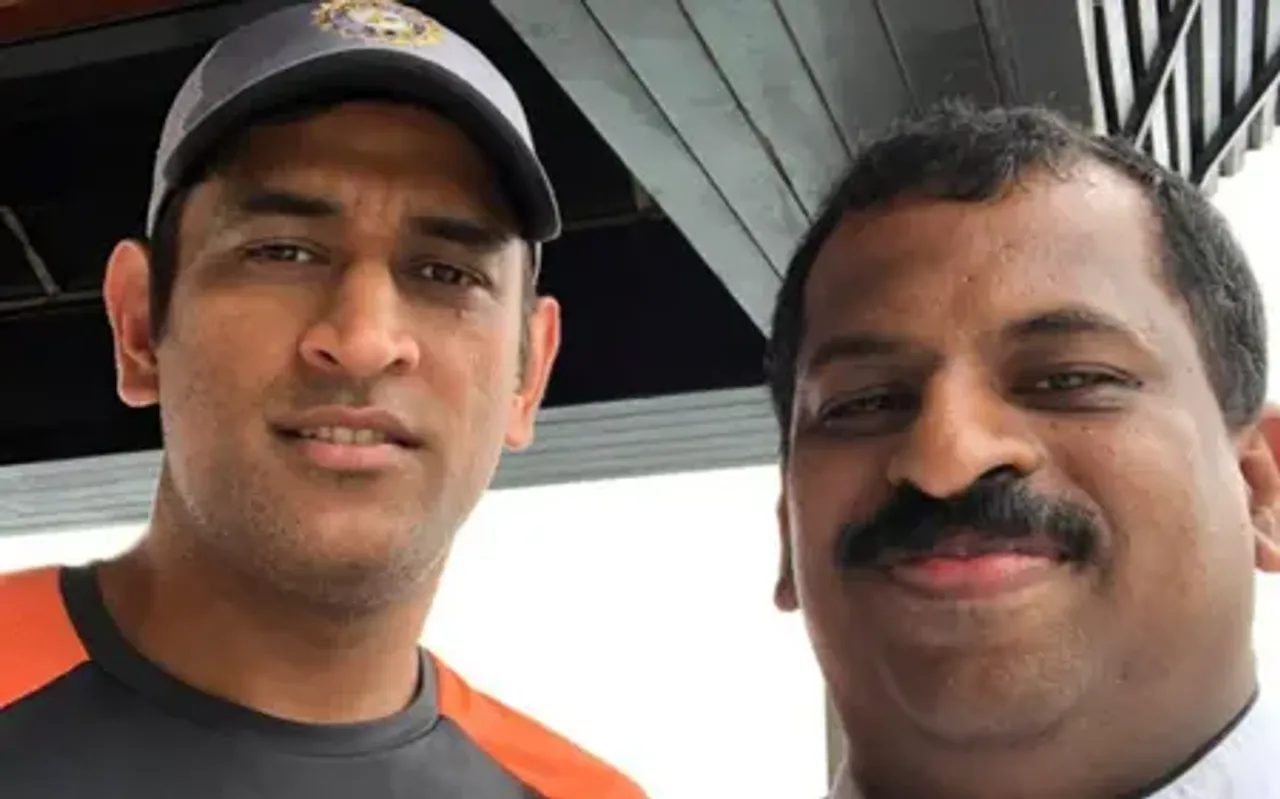 MS-Dhoni-with-fan (1)