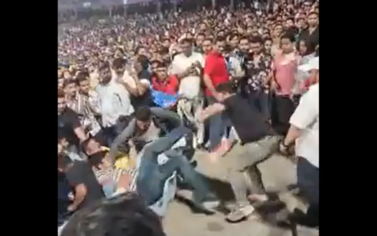 Fight between fans during SRH vs DC match in IPL 2023