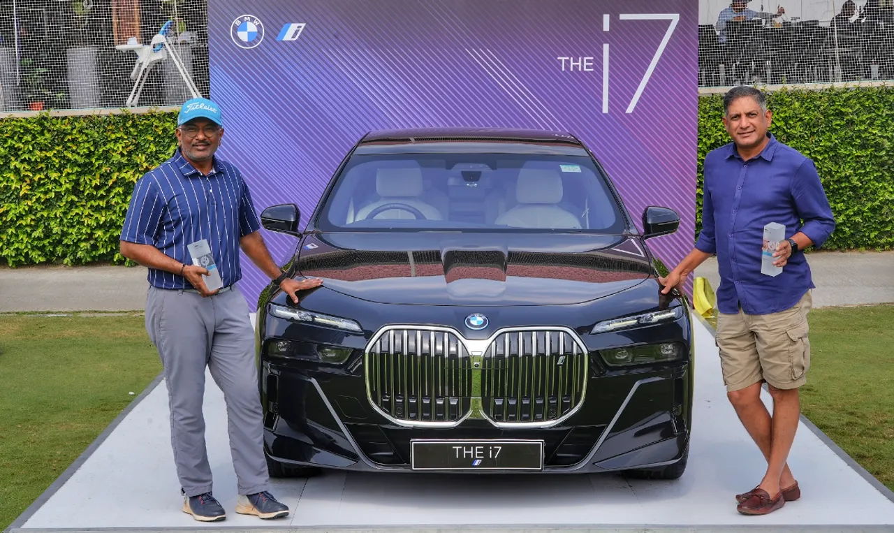 01 (L-R) BMW Golf Cup Bengaluru Day 1 tournament winners Mr. Naveen Kumar Deshpande and Mr. Roshan Mandanna