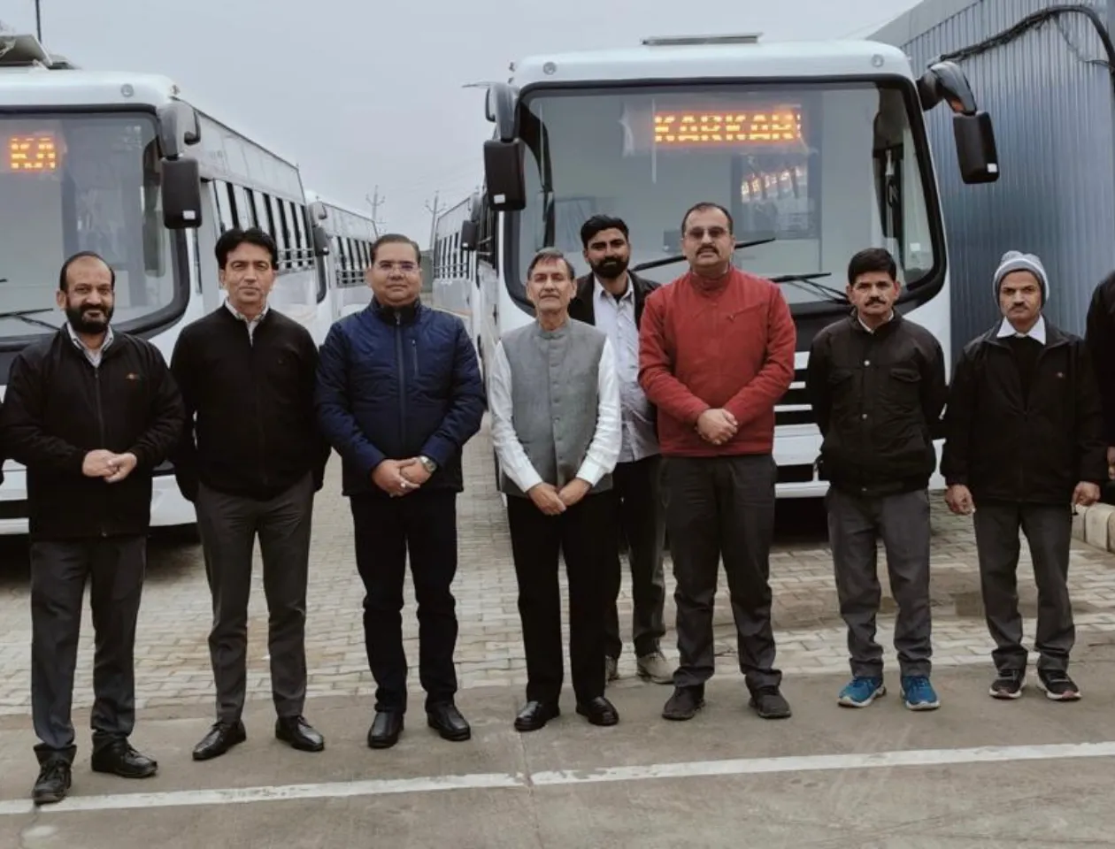 Rajinder Aggarwal CMD with JCBL Team delivering buses to Mahindra and Mahindra.jpeg