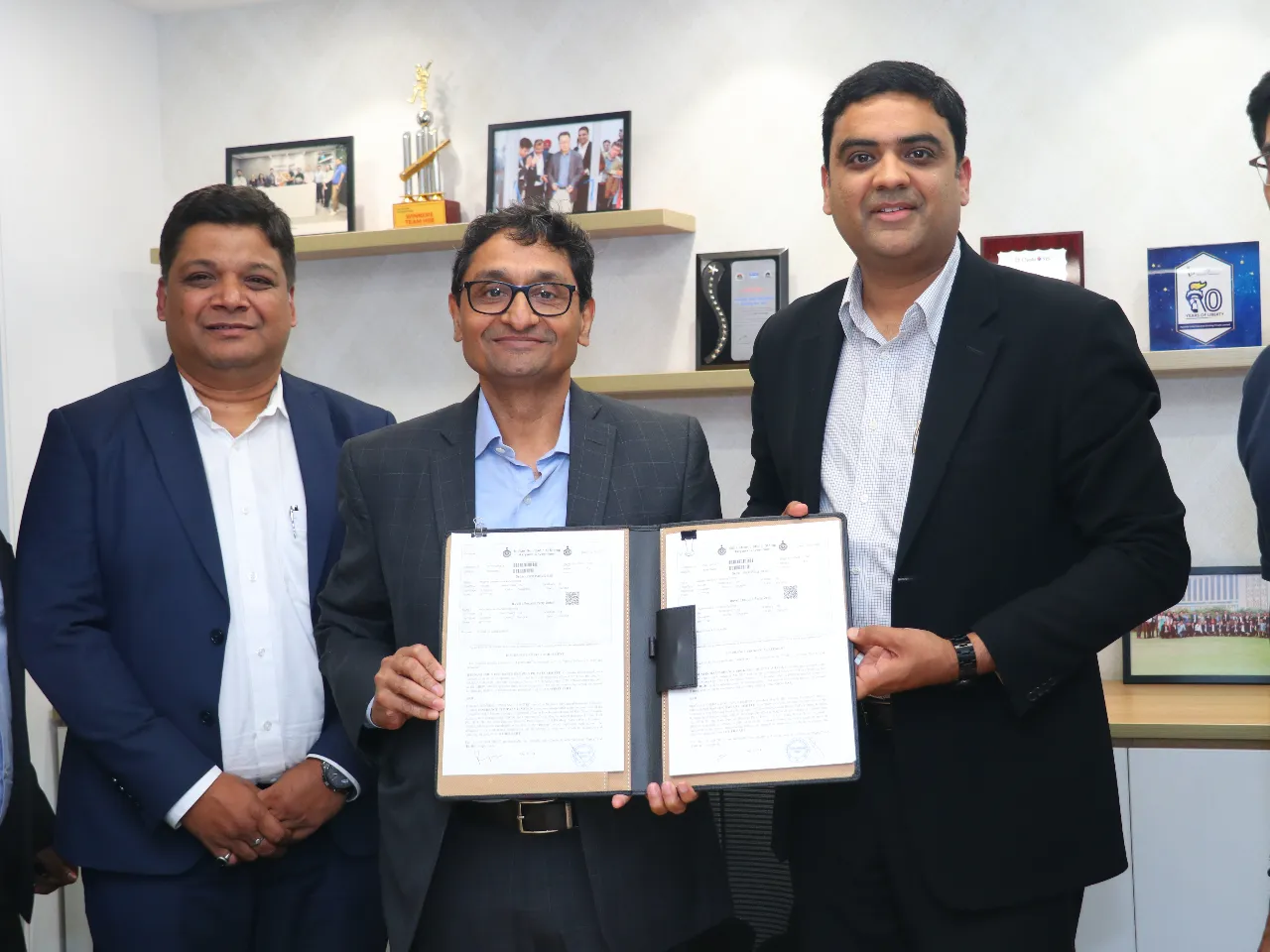 Mr. Rajive Kumaraswami, MD & CEO, Magma (Left) and Mr. Sameer Samdani, WTD & CEO, Hyundai (Right).JPG