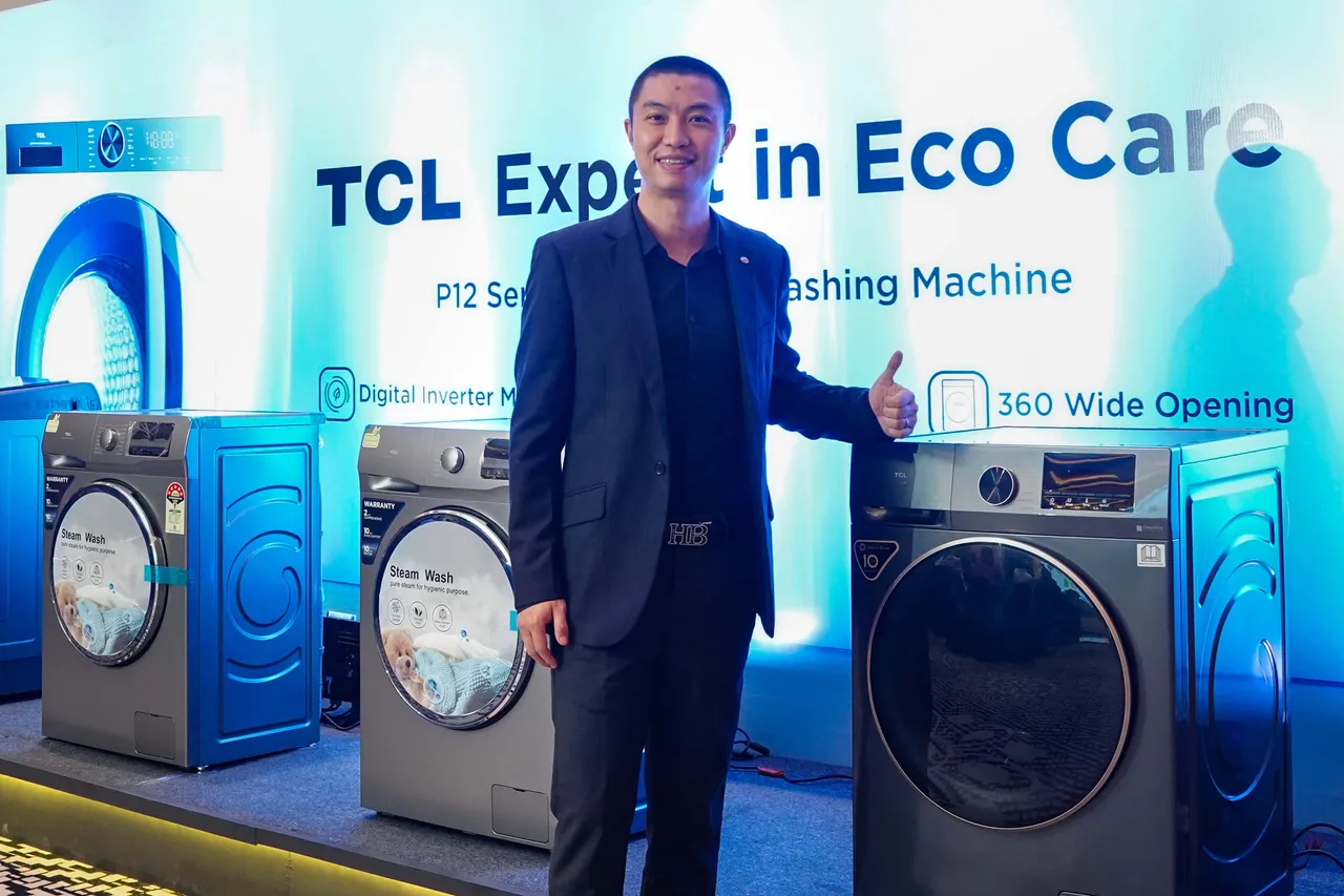 Mr. Philip Xia, CEO, TCL India with TCL Fully Automatic Washing Machines