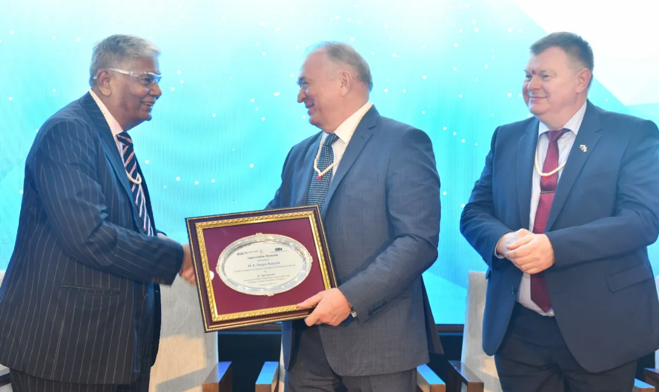 H.E. Sergey Katyrin, President, Chamber of Commerce and Industry (CCI) of the Russian Federation (middle) being felicitated by Dr. Vijay Kalantri, Chairman, MVIRDC World Trade Center Mumbai 
