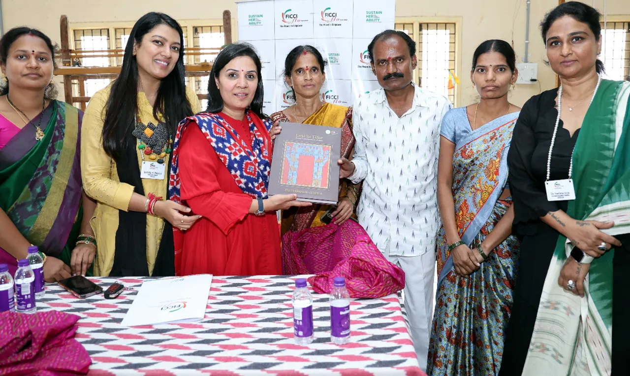 FLO members interacted with the weavers of dying art Telia Rumal of Puttapaka (10)