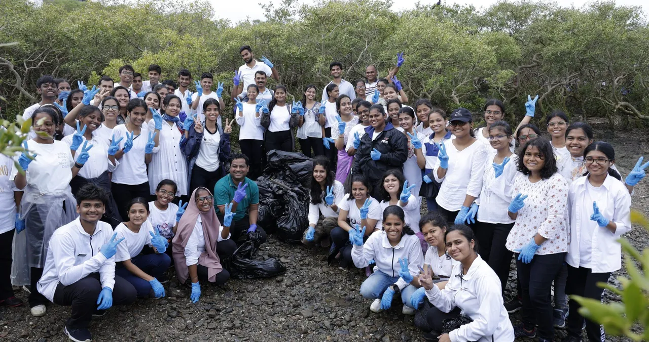 Allcargo Group, Beach clean up group picture