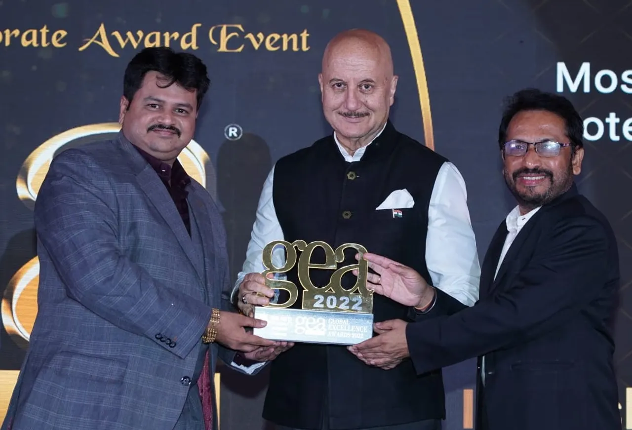 LtoR-Hitesh M Patel, Promoter & Director, Instashield, Actor Anupam Kher & C.S. Jadhav, CEO, Instashield.