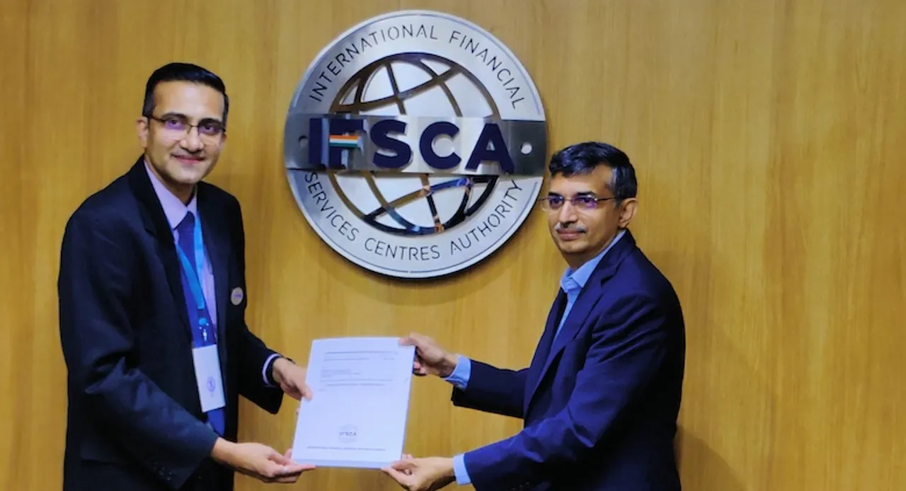 Sajit Vijayakumar, Chief Operating Officer, Infosys Finacle, receiving the authorization letter from Joseph Joshy, Chief Technology Officer, IFSCA, on July 29, 2022, at GIFT City, Gujarat