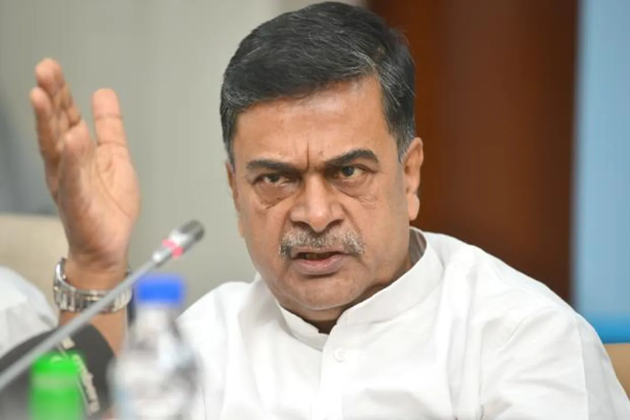 R K Singh Reviews Solar Roof Top Scheme Progress