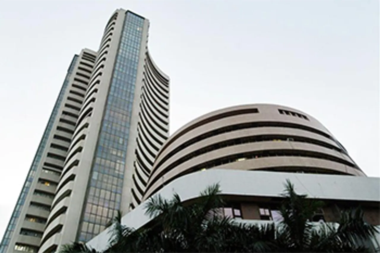 Sensex Sinks 323 Points :RIL and M&M Dipped