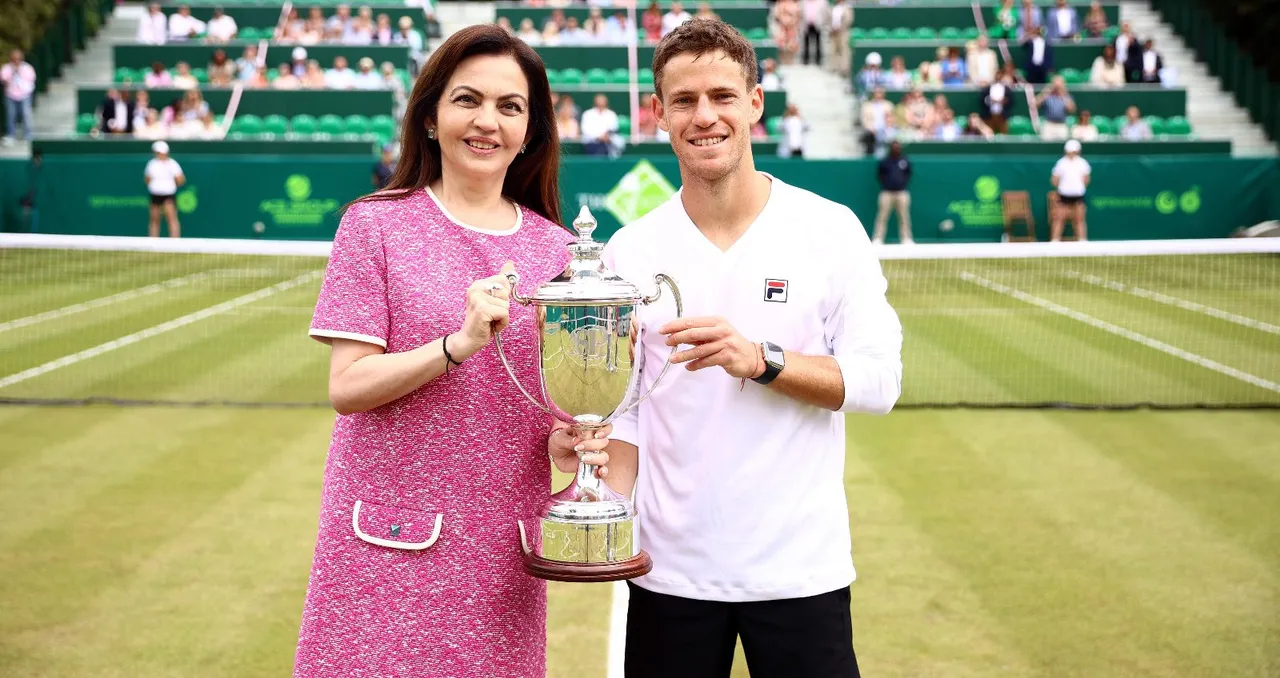 Nita M. Ambani Presents the Inaugural Reliance Foundation ESA Cup to Diego Schwartzman