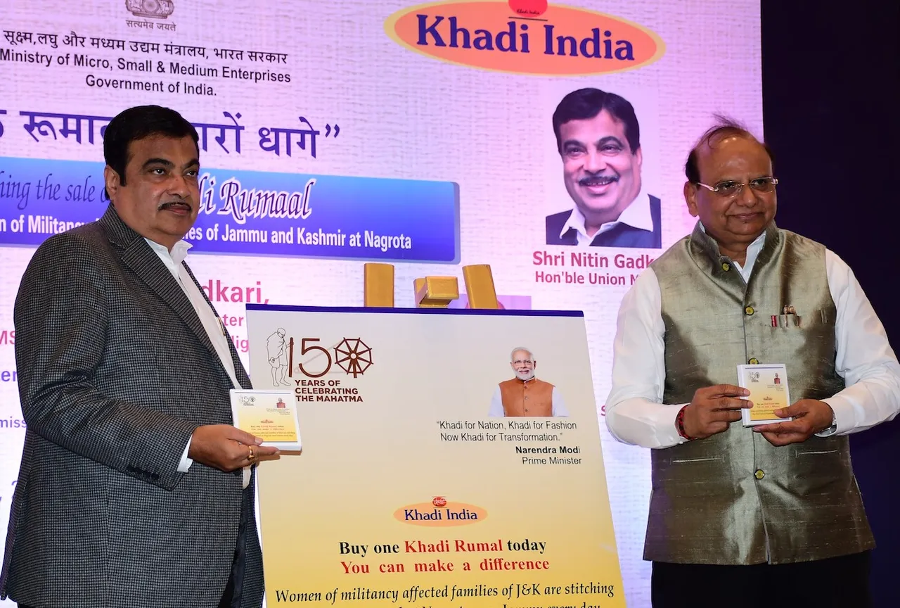 Khadi Rumal, Nitin Gadkari, Vinai Saxena, KHadi, KVIC