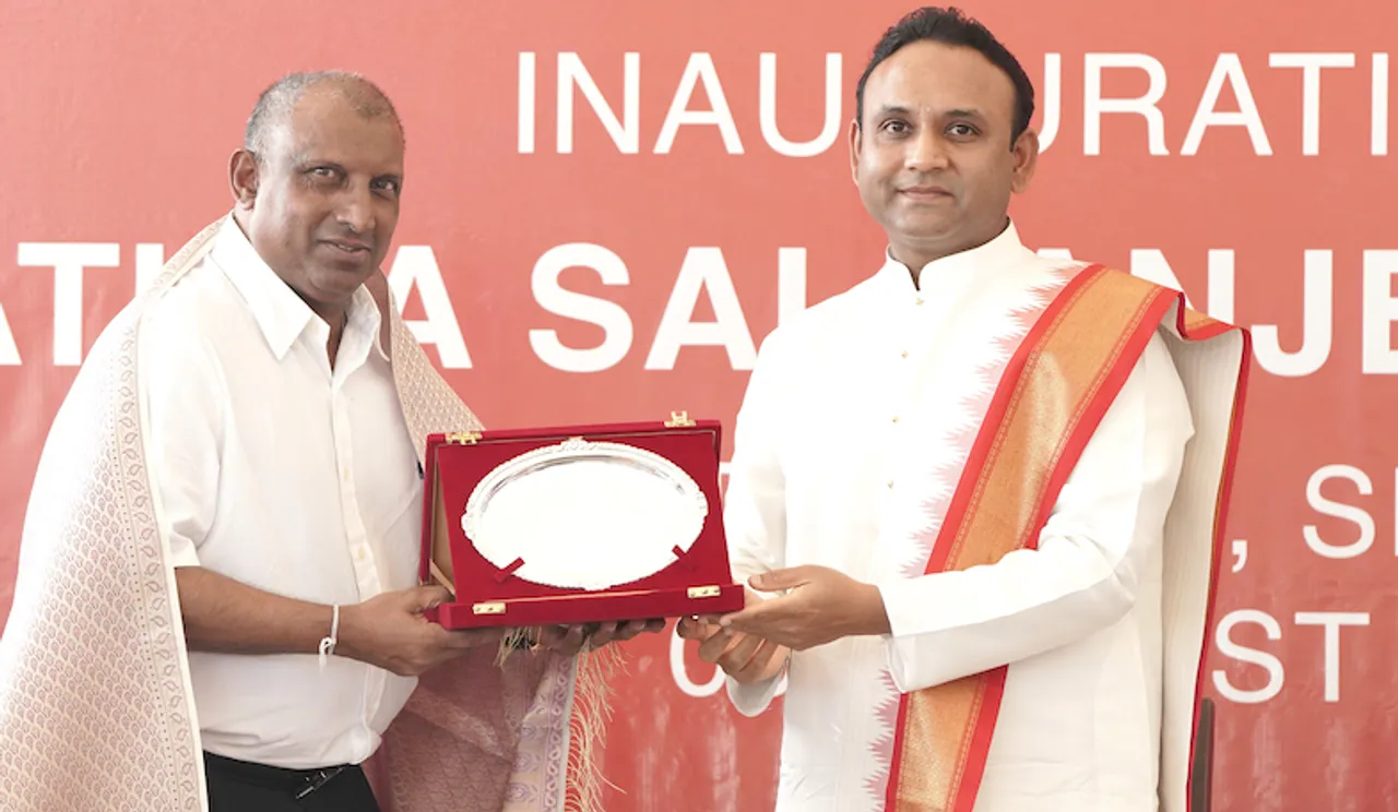 Sadguru Sri Madhusudan Sai felicitating the Chief Guest Mr Aravinda de Silva