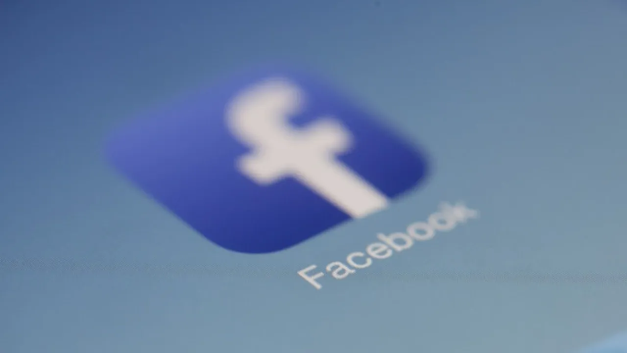 Facebook forecasts rising ad sales despite dip in usage