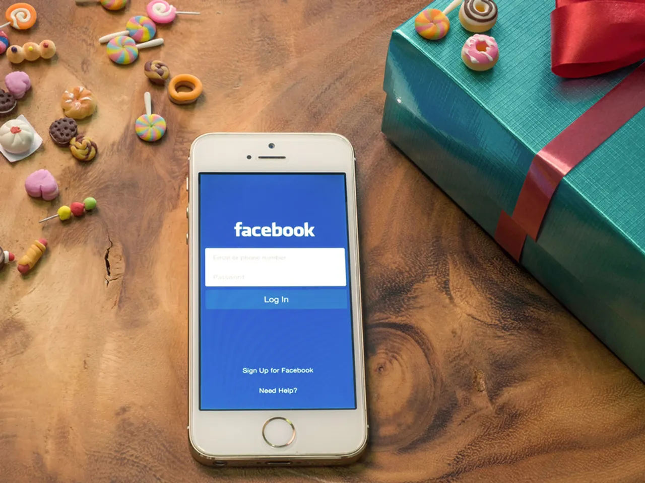 Facebook-mobile commerce game
